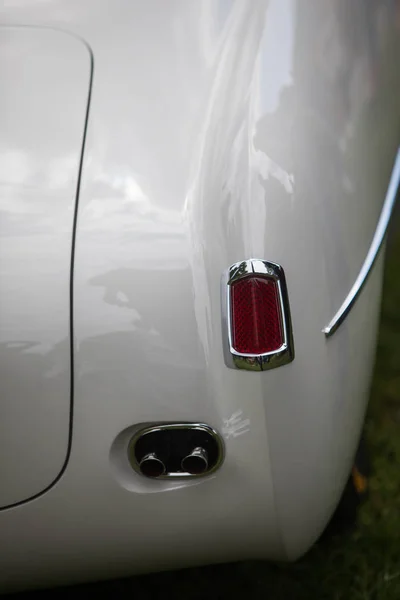 Luz de cauda vermelha de um carro vintage clássico — Fotografia de Stock