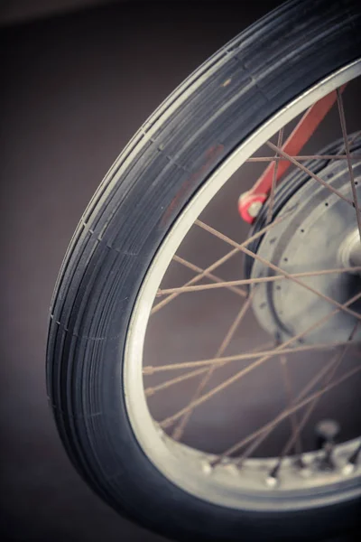 Винтажное мотоциклетное колесо — стоковое фото