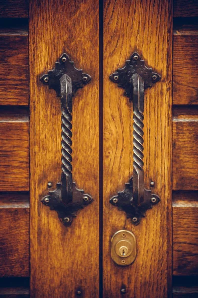 Ancienne poignée de porte sur une porte en bois — Photo