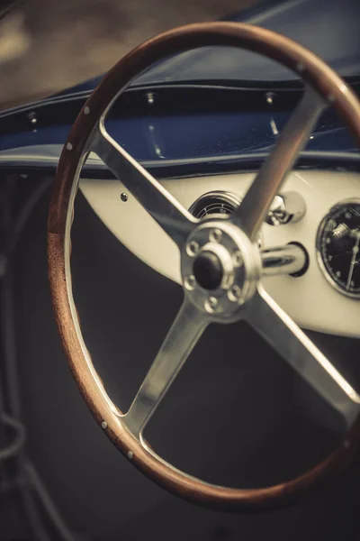 Деревянное рулевое колесо старой классической машины — стоковое фото
