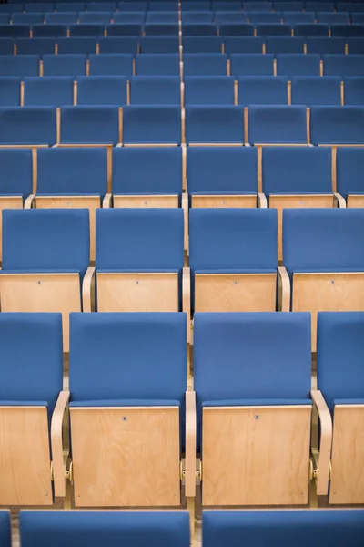 Leere blaue Sitze in einem Konferenzraum — Stockfoto