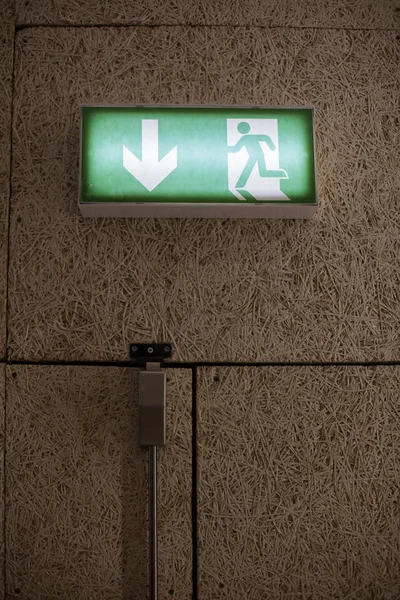 Groen exit teken boven een deur — Stockfoto