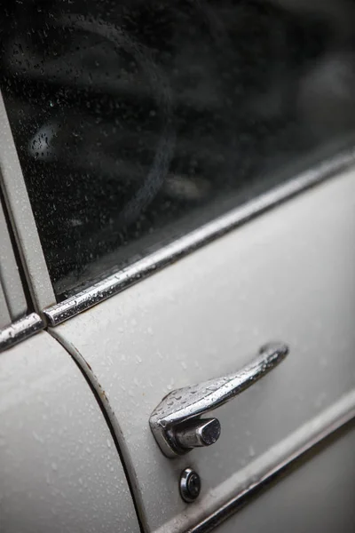 Vintage poignée de porte de voiture et gouttes de pluie — Photo