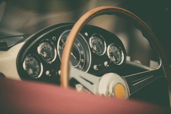 Volante in legno di una vecchia auto d'epoca — Foto Stock