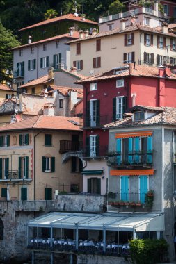 Varenna, İtalya'da bir tepede eski binalar