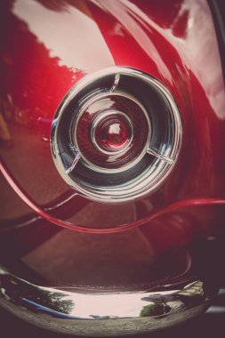 Klasik bir eski arabanın kırmızı kuyruk ışığı