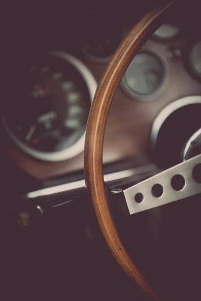 Wooden steering wheel of an old classic car — Stock Photo, Image