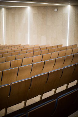 Konferans odasında boş ahşap koltuklar