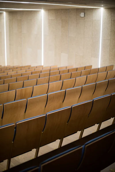 Prázdná dřevěná sedadla v konferenční místnosti — Stock fotografie