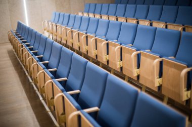 Konferans odasında boş mavi koltuklar