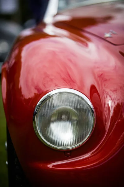ヴィンテージクラシックカーのヘッドライト — ストック写真