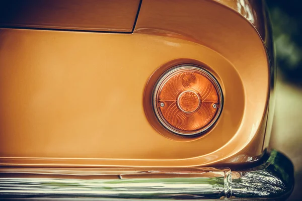 Feu arrière rouge d'une voiture vintage classique — Photo