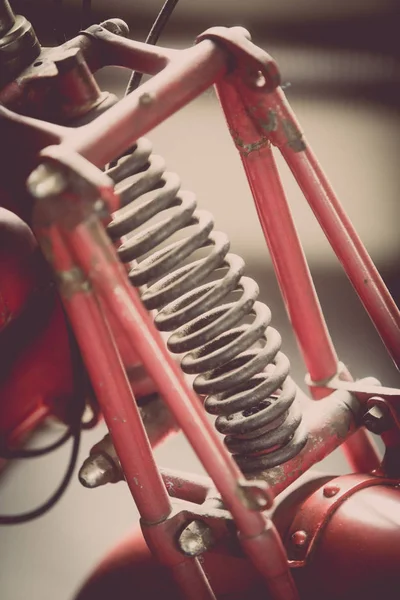 Передняя подвеска красного винтажного мотоцикла — стоковое фото