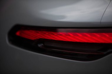 Bir süper arabanın kuyruk ışıkları