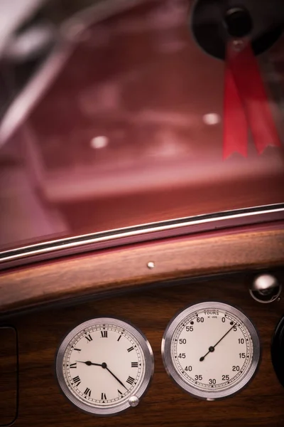Taquímetro y un reloj en el salpicadero de un coche de época —  Fotos de Stock
