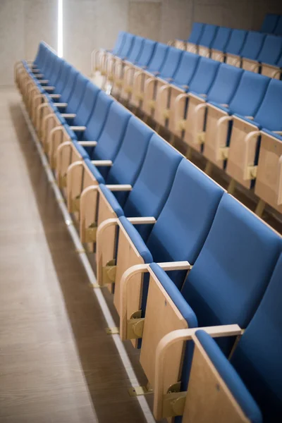 Tomma blå säten i ett konferensrum — Stockfoto