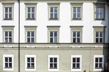 Bir bina cephesinde birçok pencere