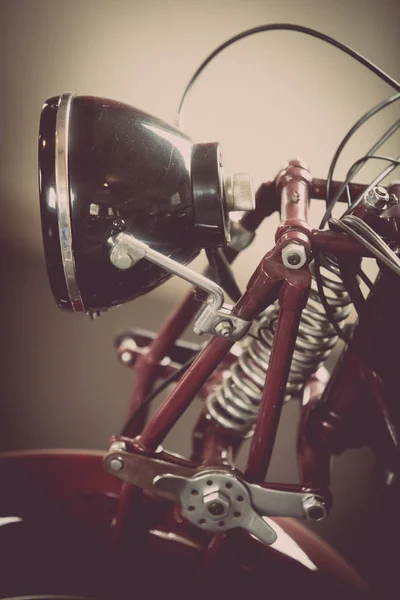 Классическая винтажная мотоциклетная фара — стоковое фото