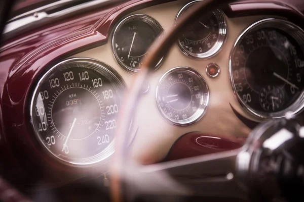 Taquímetro, reloj y varios indicadores en el salpicadero de un coche de época — Foto de Stock