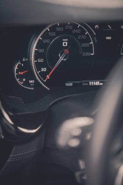 bir araba hız göstergesi