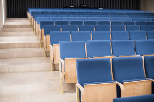 Lege blauwe zetels in een vergaderruimte — Stockfoto