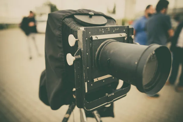 Vintage camera on a tripod — Stock Photo, Image