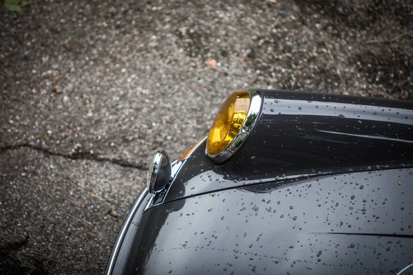 ヴィンテージクラシックカーのヘッドライトとフード — ストック写真