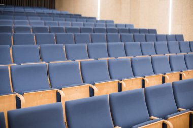 Konferans odasında boş mavi koltuklar