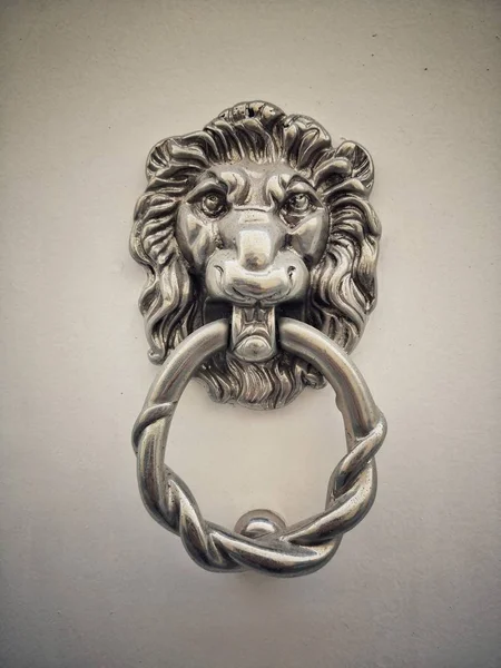 Cabeza de león puerta de metal golpeador — Foto de Stock