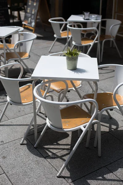 Cadeiras e mesas num terraço de um restaurante — Fotografia de Stock