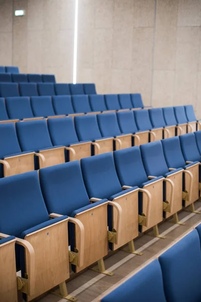 Tomma blå säten i ett konferensrum — Stockfoto