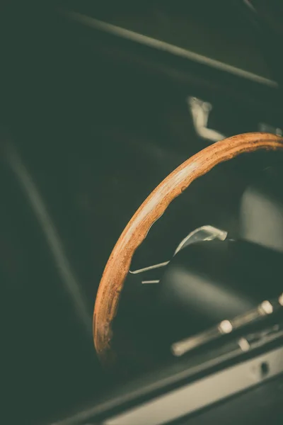 古いクラシックカーの木製ステアリングホイール — ストック写真