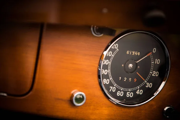 老式汽车仪表板上的车速表 — 图库照片
