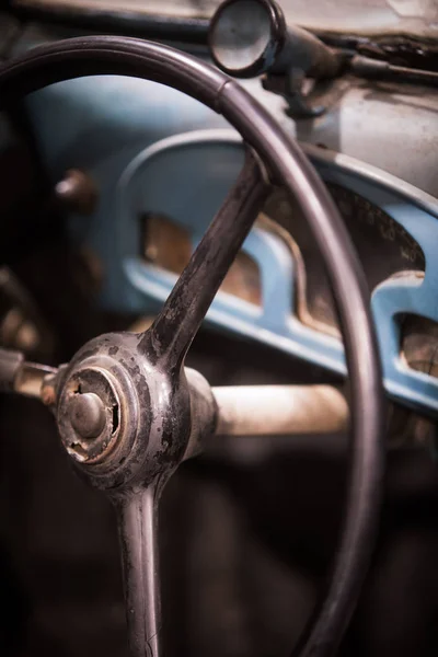 古いクラシックカーのステアリングホイール — ストック写真
