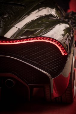 Bir süper arabanın kuyruk ışıkları