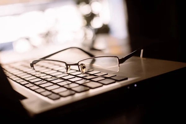 Sepasang kacamata pada keyboard laptop — Stok Foto