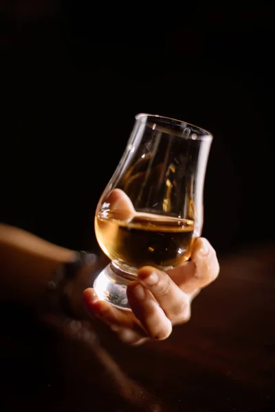 Hand håller en Glencairn whisky glas — Stockfoto