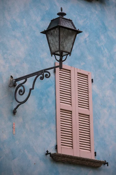 Velhas persianas resistidas e lanterna de rua — Fotografia de Stock