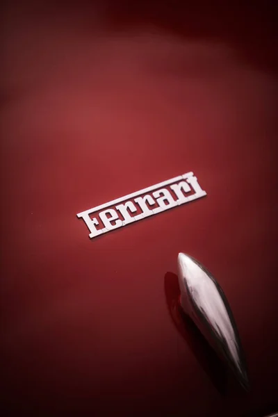 Logo Ferrari sul cofano di un'auto — Foto Stock