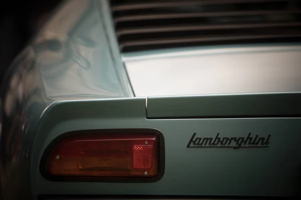 Logo Lamborghini sur le capot d'une voiture — Photo