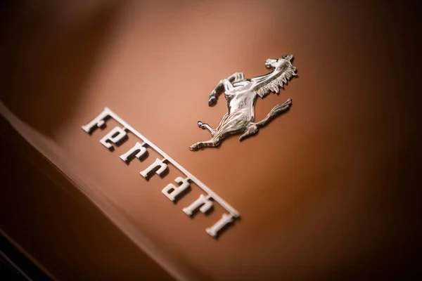 Logotipo Ferrari no capô de um carro — Fotografia de Stock