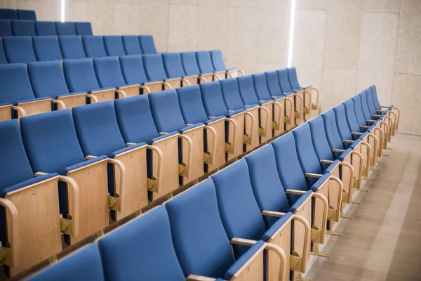 Lege blauwe zetels in een vergaderruimte — Stockfoto