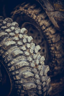 4x4 'lük arabanın çamurlu off-road lastiği.