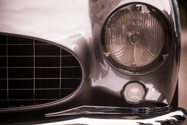 Phare d'une voiture classique vintage — Photo