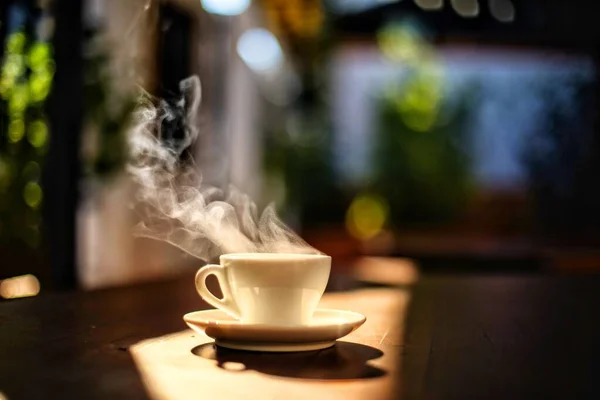 Vapore tazza di caffè alla luce del sole — Foto Stock