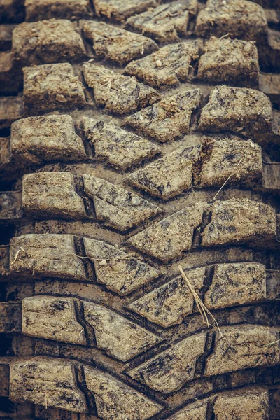 Muddy off road pneu em um carro 4x4 — Fotografia de Stock