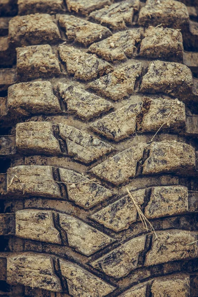 Pneu hors route boueux sur une voiture 4x4 — Photo