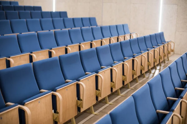 Tomma blå säten i ett konferensrum — Stockfoto