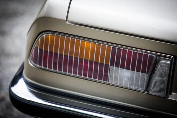 고전적 인 빈티지 차의 꼬리 빛 — 스톡 사진