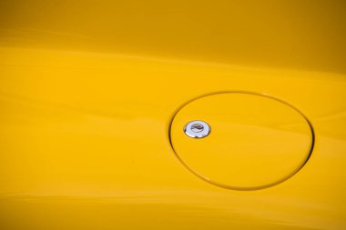 Eski bir arabanın yakıt başlığı.